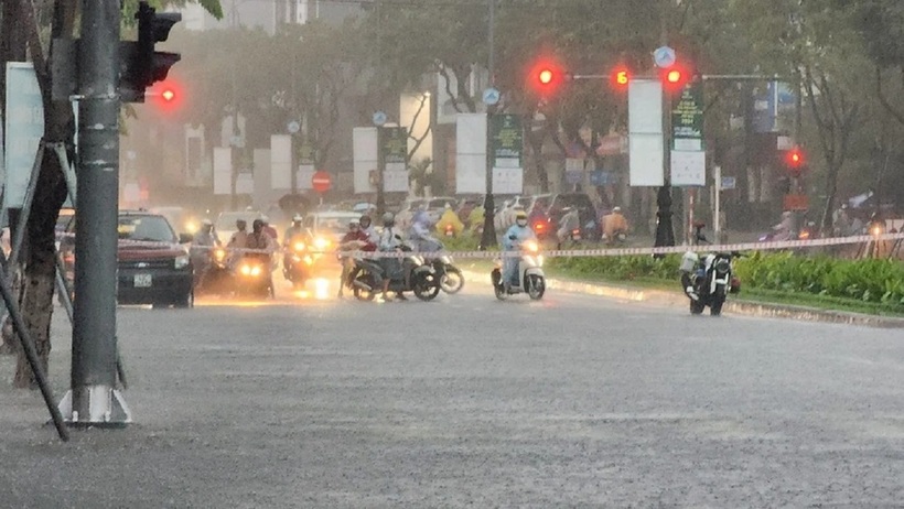 Đoạn đường ngập sâu, được CSGT căng dây hạn chế đi lại