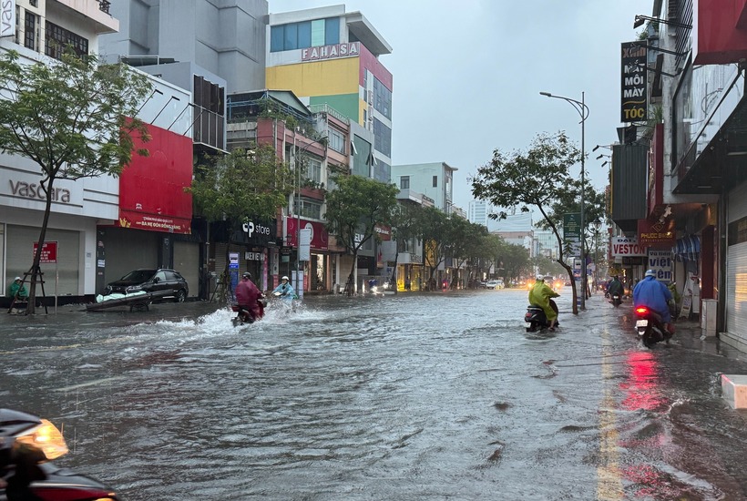 Theo báo Dân Việt, bà Lê Thị Bích Thuận, Giám đốc Sở GDĐT cho biết, do thời tiết mưa lớn kéo dài, hiện Sở đã có trao đổi với các địa phương thông báo cho ban giám hiệu các trường theo dõi tình hình tại khu vực để chủ động cho học sinh nghỉ học nếu cần thiết.
