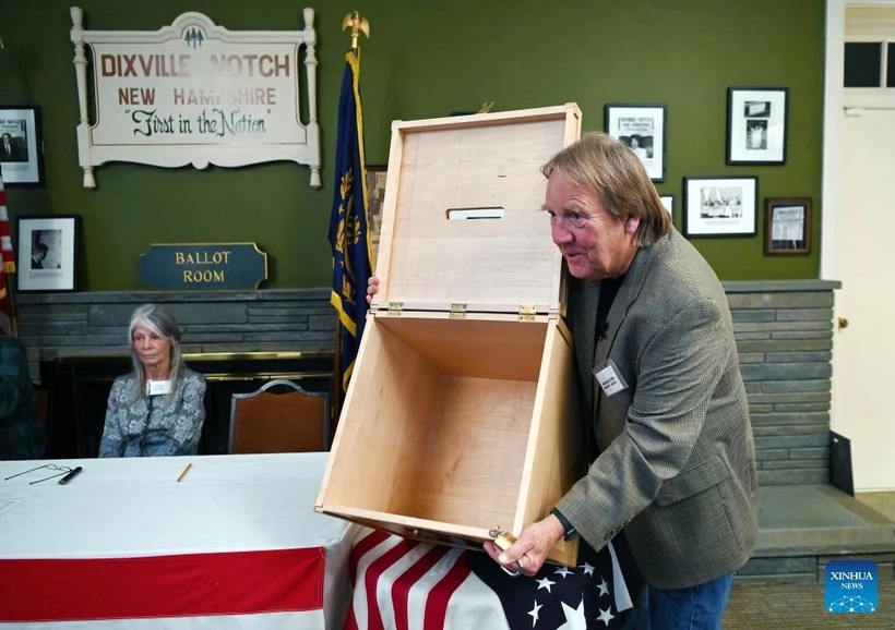 Sự kiện này "mở màn" cho ngày bầu cử quan trọng của nước Mỹ, với việc điểm bỏ phiếu tại Dixville Notch mở cửa vào lúc nửa đêm, qua đó cư dân của thị trấn đã trở thành những người đầu tiên bỏ phiếu trong ngày bầu cử 5/11. (Ảnh: Xinhua)