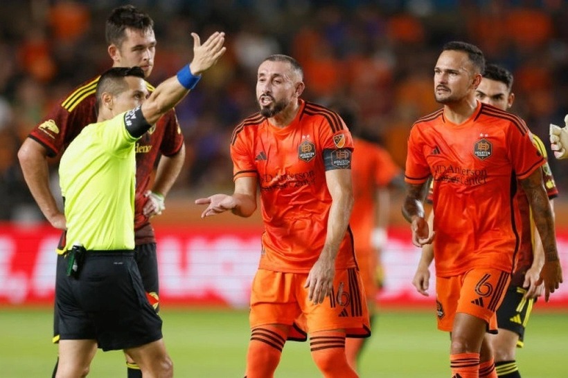 Hector Herrera tranh cãi với trọng tài. Ảnh: Metro