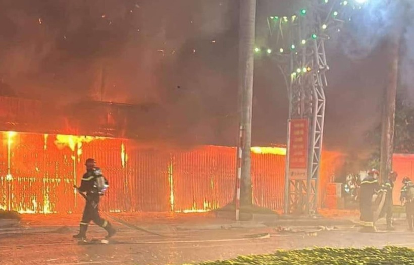 Vụ hỏa hoạn thiêu rụi dãy nhà ki ốt bán văn phòng phẩm ven đại lộ Lê Lợi vào tối 4/11. (Ảnh: Giao thông)