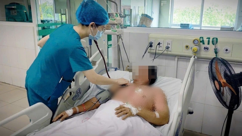 Bác sĩ thăm khám cho người bệnh mắc sởi bị biến chứng suy hô hấp cấp. Ảnh: Tri Thức