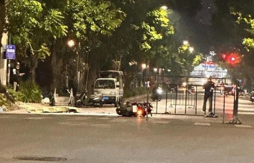 Hiện trường vụ cô gái trẻ bị nhóm "quái xế" tông tử vong ở Hà Nội. Ảnh: Thanh Niên