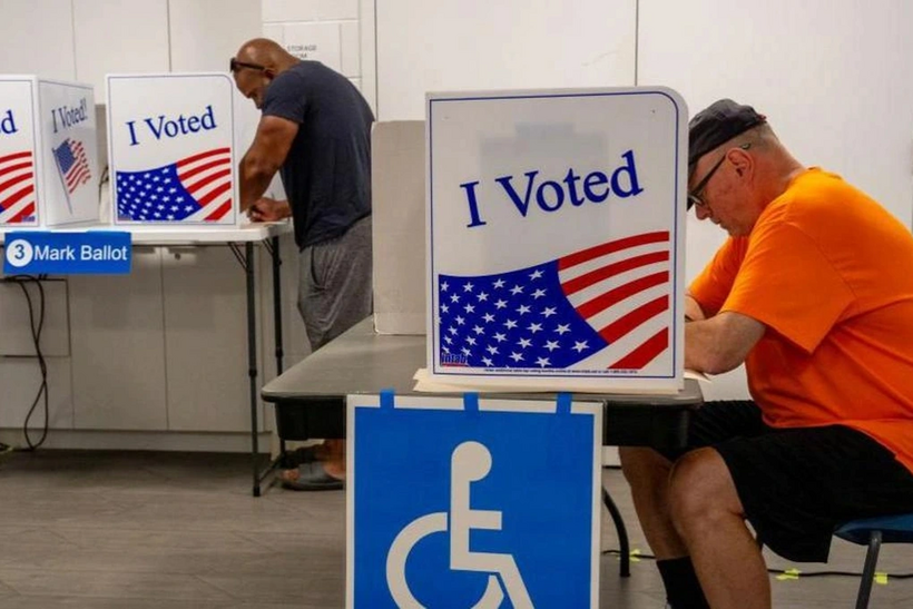 Cử tri đi bỏ phiếu trong cuộc bầu cử Mỹ 2024. Ảnh: Reuters