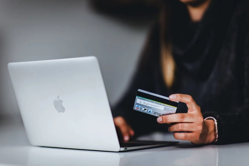 Gửi tiết kiệm online mang lại nhiều lợi ích, như việc không cần đến ngân hàng và có thể thực hiện giao dịch bất cứ lúc nào.