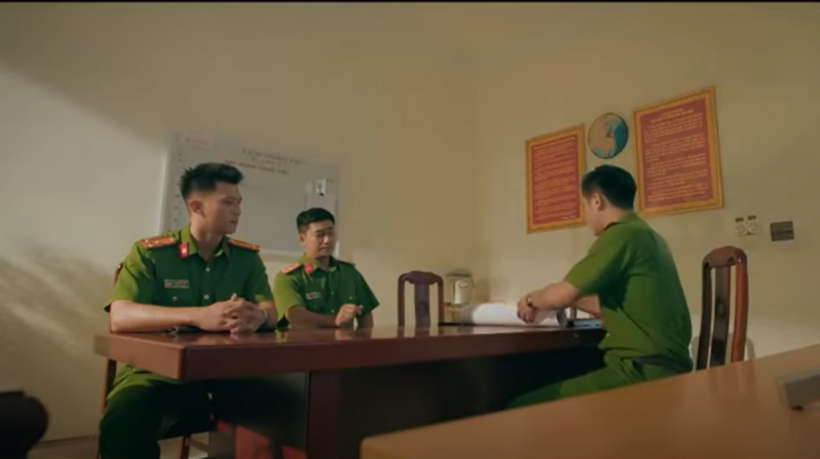 Phùng, Long và đồng đội bàn bạc về phương án hành động.
