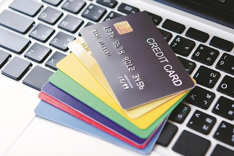 Thẻ tín dụng (Credit Card) cho phép bạn thanh toán mà không cần có tiền trong thẻ.