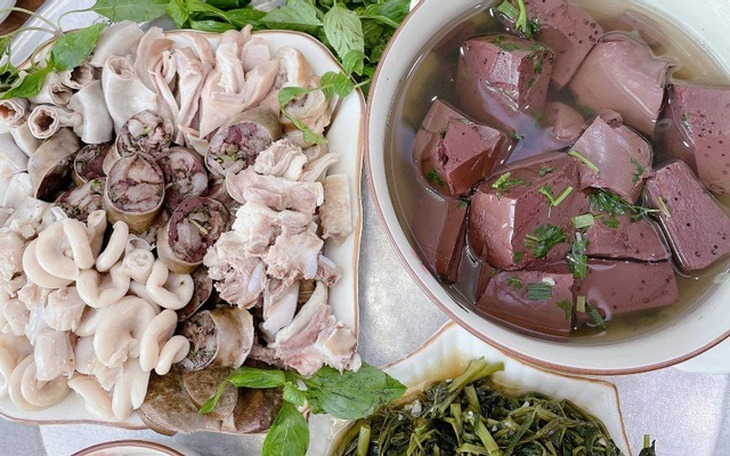 Lòng lợn là nội tạng động vật, nơi tập trung nhiều chất dinh dưỡng nhưng cũng là môi trường lý tưởng cho vi khuẩn, ký sinh trùng trú ngụ.