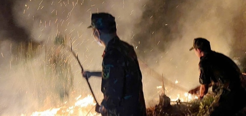 Lực lượng chức năng cùng người dân tham gia chữa cháy rừng trong đêm. (Ảnh: VOV)