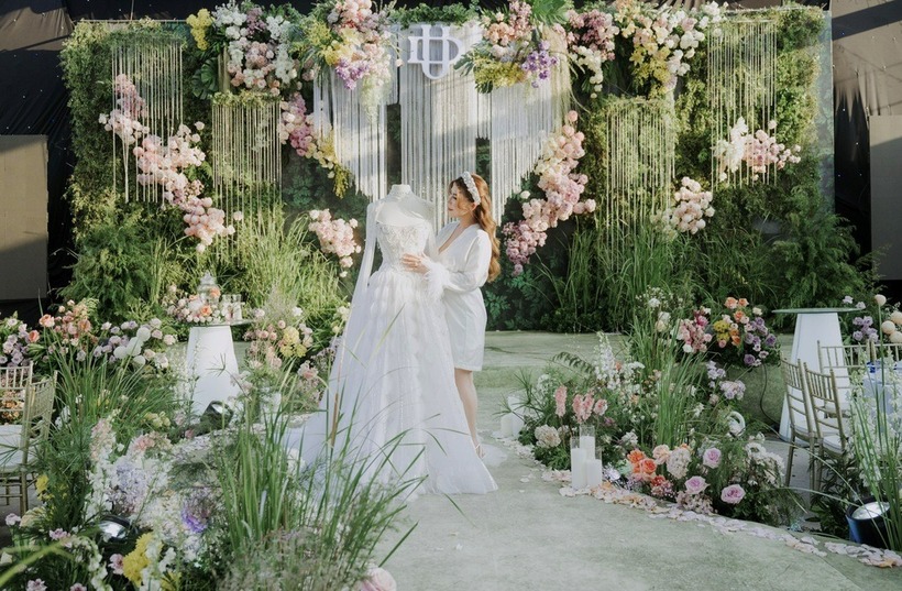 Hôn lễ của Mai Uyên cũng sử dụng 100% hoa tươi trang trí, trong đó 30% là hoa nội địa và 70% được nhập khẩu từ nhiều nơi. Ảnh: Báo Dân trí.