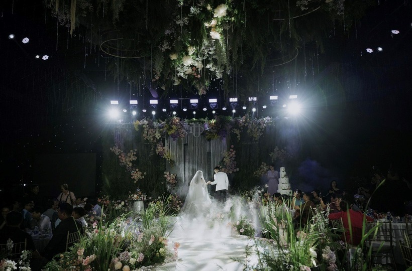 Mai Uyên cũng chính là người đưa ra chủ đề "Fairytale Garden" (khu vườn thần tiên) và lựa chọn màu hoa để trang trí. Ảnh: Báo Dân trí.