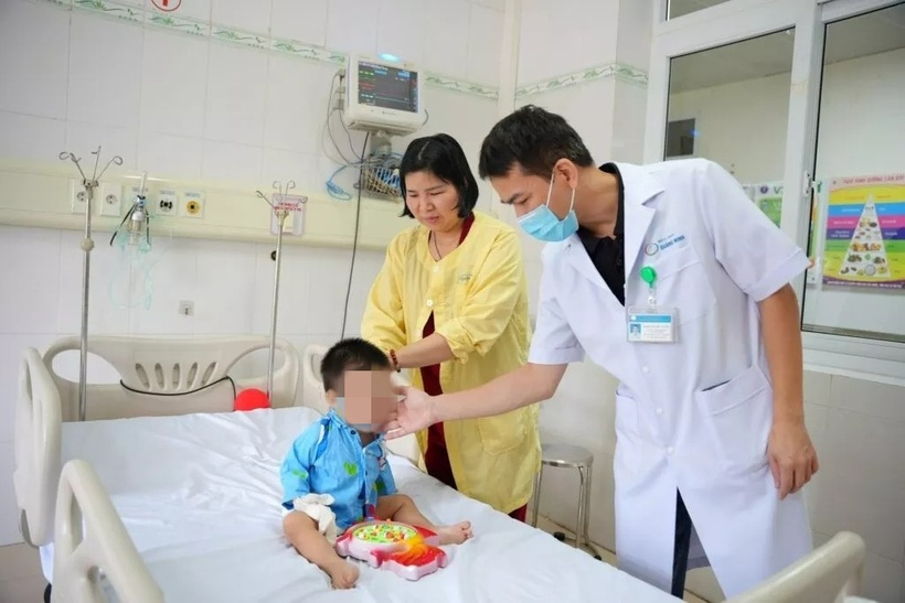 Hiện sức khỏe của bệnh nhi đã ổn định, bình phục tốt, được cai máy, tự ăn, tự chơi và vừa được xuất viện. Ảnh: BVCC.