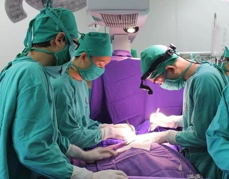 Bệnh nhi được hồi sức chống sốc và tiến hành chỉ định mổ cấp cứu. Ảnh: BVCC.