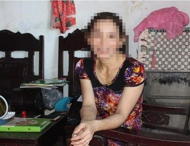 Vợ anh H. kể lại câu chuyện về chồng. Ảnh: Phụ nữ & Xã hội