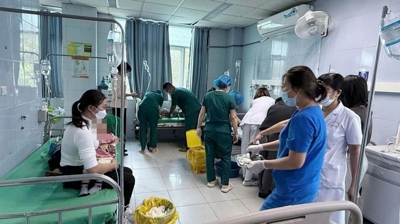 20 trẻ mầm non nhập viện ở Lai Châu. Ảnh: VietNamnet