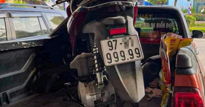 Chiếc xe biển ngũ quý 9.