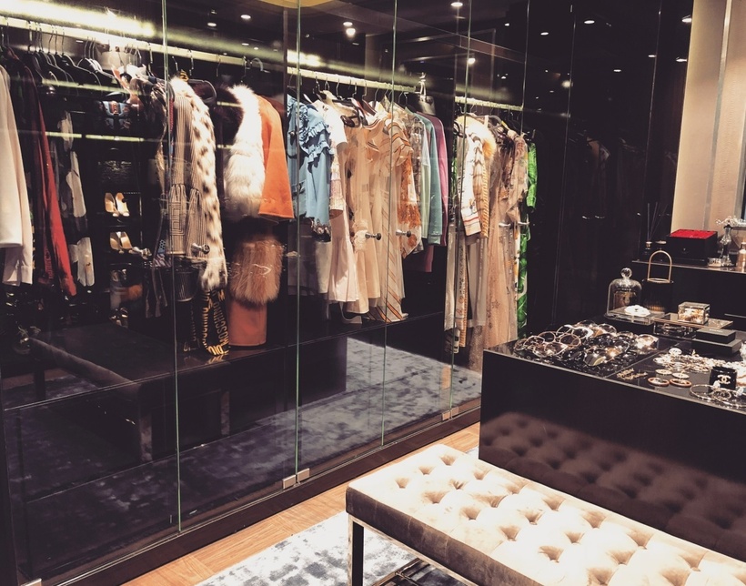 Ngoài những khu vực như phòng khách, nhà bếp, sân chơi... thì không gian được chú ý nhất chính là walk-in closet (phòng chứa quần áo) của Huyền Baby. Căn phòng này đặt những tủ quần áo và tủ phụ kiện được lắp mặt kính lộng lẫy như showroom hàng hiệu.