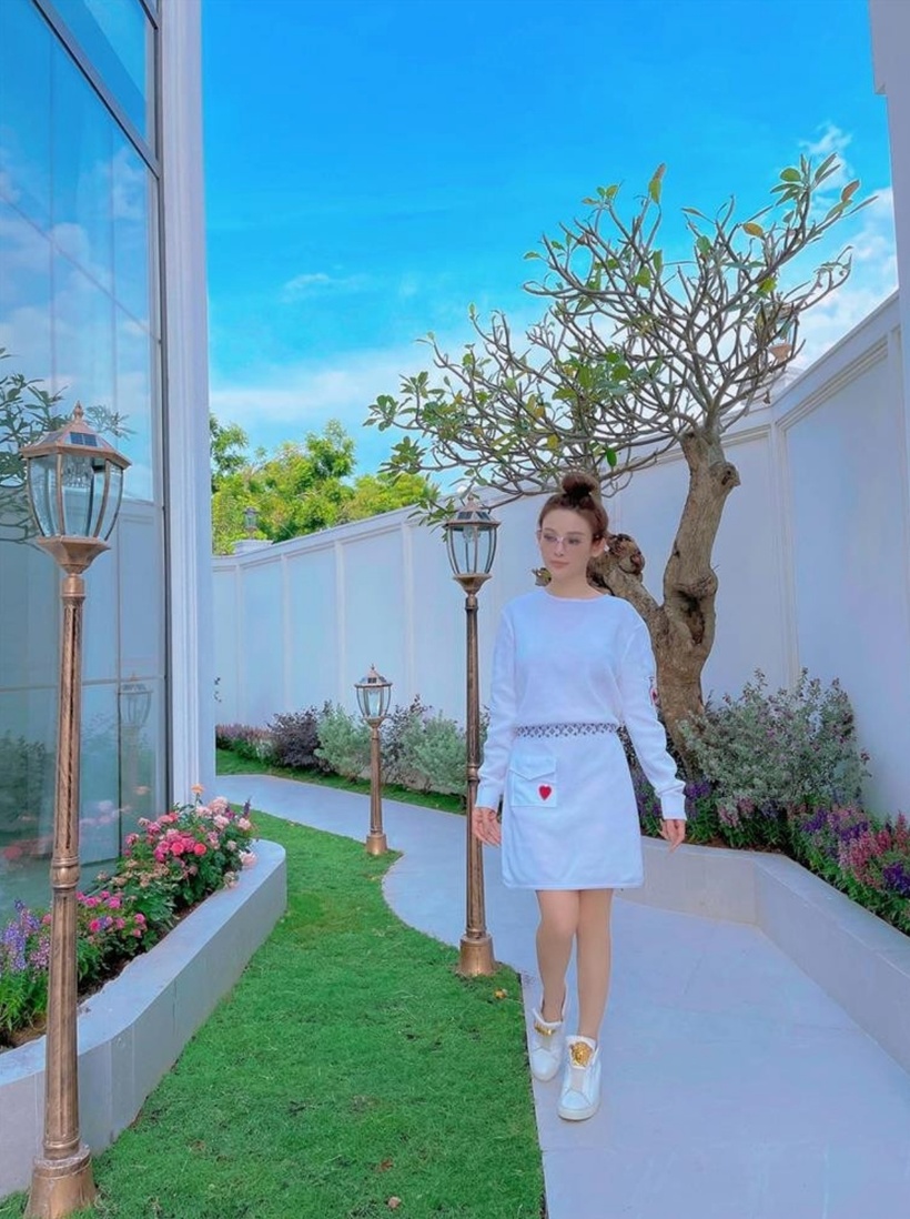 Biệt thự gây ấn tượng với sân vườn rộng rãi, xanh mướt. Được biết, chồng của Huyền Baby cực kỳ chu đáo, chăm chút cho khu vườn bên trong biệt thự cho vợ “sống ảo”.