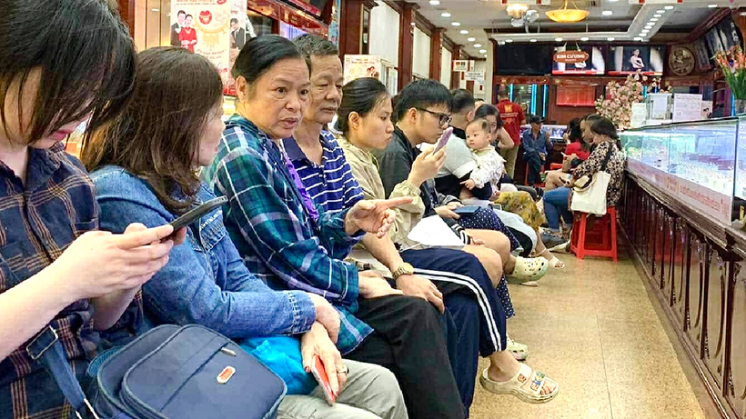 Khách ngồi xếp hàng chờ đến lượt giao dịch. Ảnh: Vietnamnet