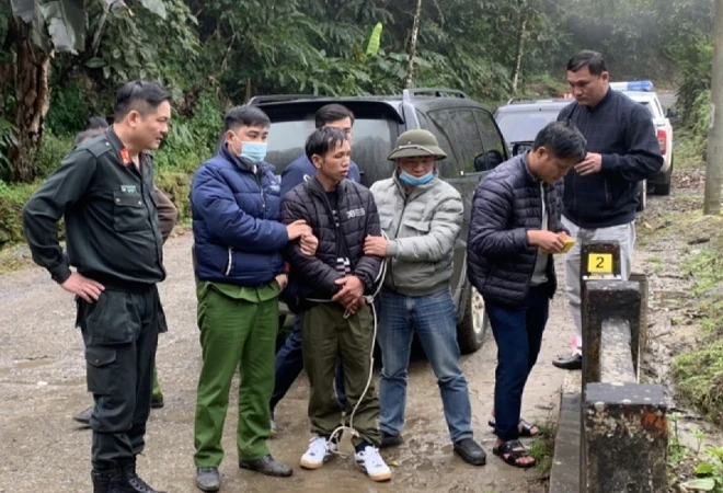 Công an đưa Phàn Sần Tông đi thực nghiệm hiện trường. Ảnh: TTXVN