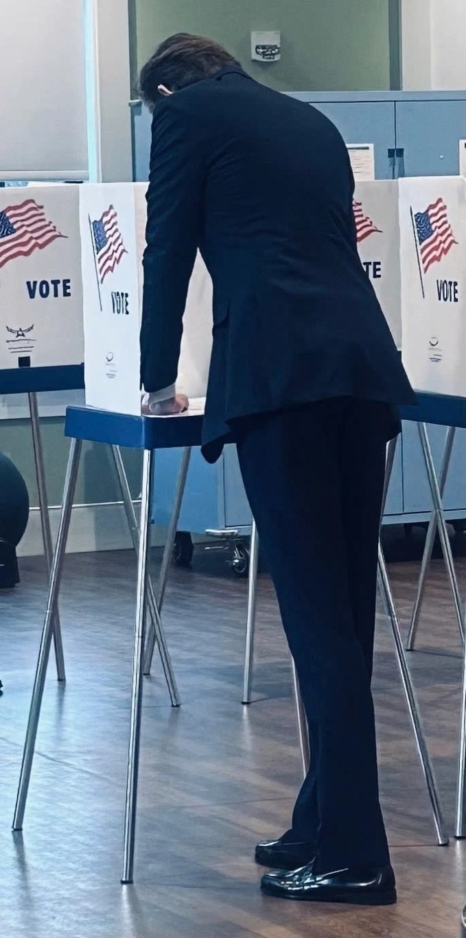 Barron Trump, cậu út nhà Donald Trump đi bỏ phiếu bầu cử.