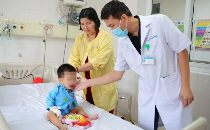 Bác sĩ thăm khám cho bệnh nhi hậu phẫu thuật. Ảnh: VietNamNet