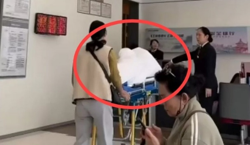 Dù kiệt sức nhưng người bệnh vẫn phải đến ngân hàng xác minh thông tin và đích thân rút tiền. Ảnh: Oddity Central