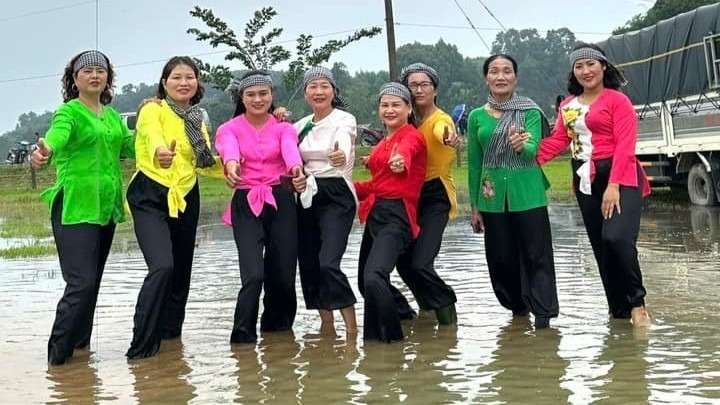 Khách mời vui vẻ chụp hình kỷ niệm. Ảnh: Tiền Phong