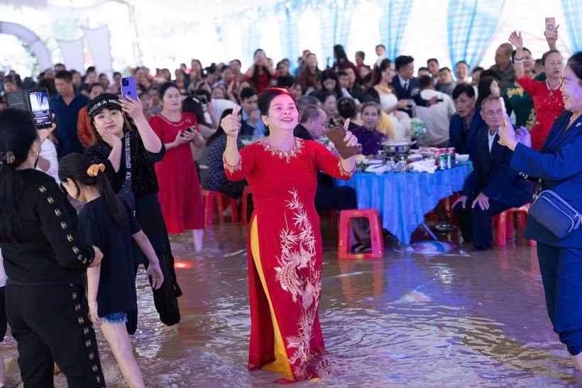 Mẹ chú rể (áo đỏ) vui vẻ nhảy múa trong ngày vui của con trai. Ảnh: VietNamNet