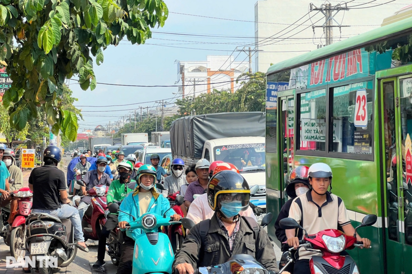 Ảnh hưởng của vụ tai nạn khiến giao thông khu vực ùn ứ. Ảnh: Dân Trí
