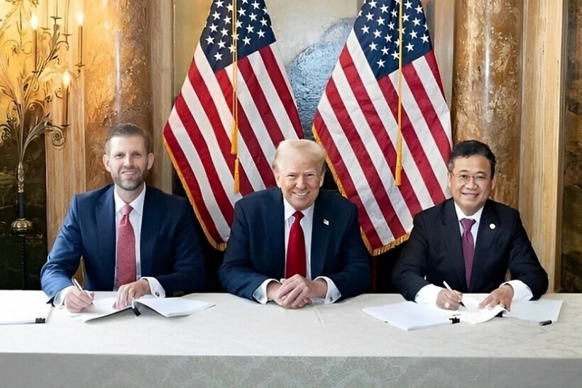 Eric Trump, Phó chủ tịch điều hành The Trump Organization và Chủ tịch KBC Đặng Thành Tâm (ngoài cùng bên phải) ký thỏa thuận hợp tác dưới sự chứng kiến của ông Donald Trump ngày 25/9/2024 tại Florida, Mỹ. Ảnh: KBC.