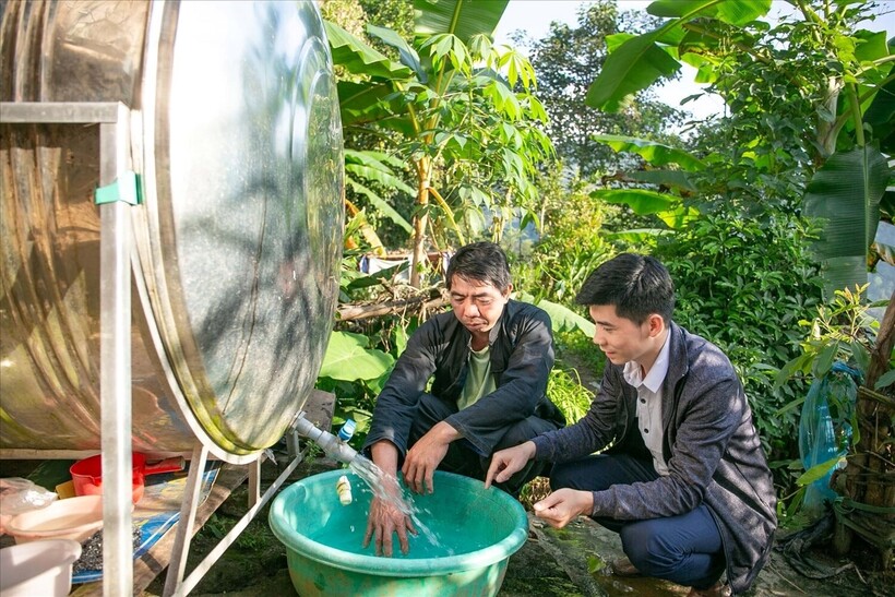 Nhờ có Chương trình MTQG 1719, nhiều hộ dân trên địa bàn xã Chế Là, huyện Xín Mần được hỗ trợ bồn chứa nước sinh hoạt. (Ảnh: baodantoc.vn)