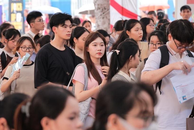 Thí sinh chạy đua "săn vé" vào đại học sớm. Ảnh minh họa