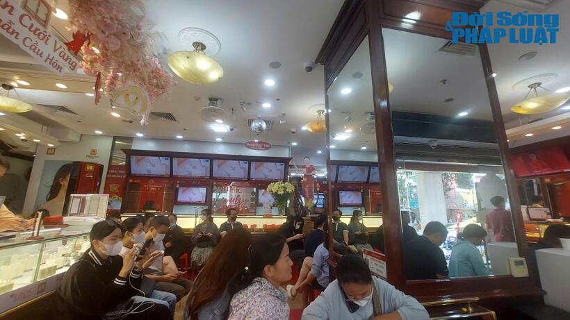 Theo ghi nhận của PV, trong số những người giao dịch vàng, nhiều người quyết định mang vàng đi bán chốt lời khi giá vàng đang giảm mạnh.