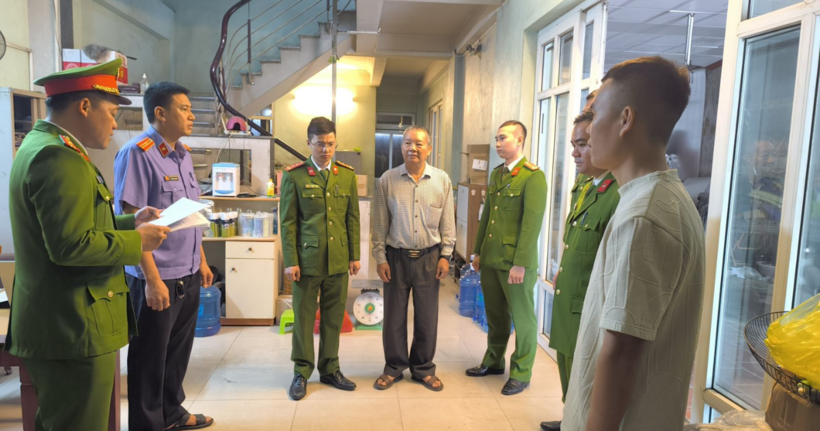 Cơ quan Công an đọc lệnh khám xét khẩn cấp nơi ở của đối tượng Nguyễn Văn Cao (Đứng thứ 4 từ trái qua)