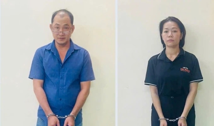 Hoà và Trang (từ trái qua phải) tại cơ quan công an. Ảnh: Sài Gòn Giải Phóng