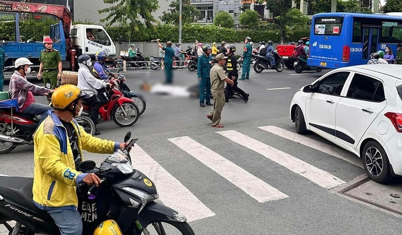 Công an khám nghiệm hiện trường xảy ra vụ tai nạn. Ảnh: Báo Giao thông
