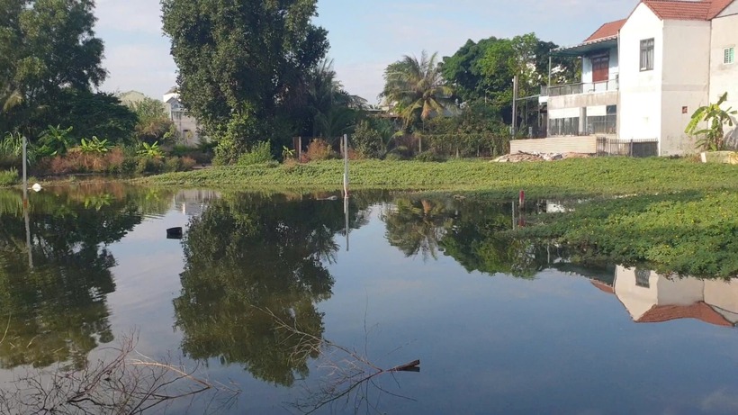Chủ ao cá là người đầu tiên phát hiện thi thể. Ảnh: Công Lý