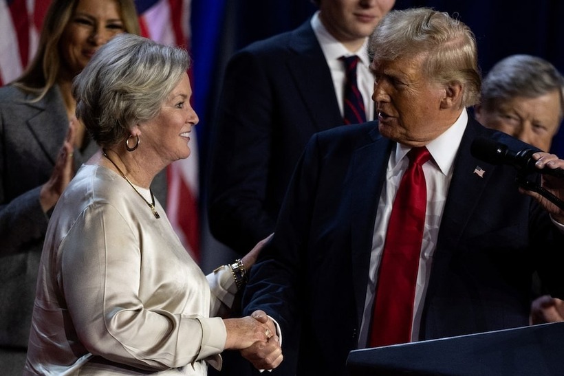 Ông Trump và bà Susie Wiles khi Tổng thống đắc cử phát biểu chiến thắng. Ảnh: Reuters