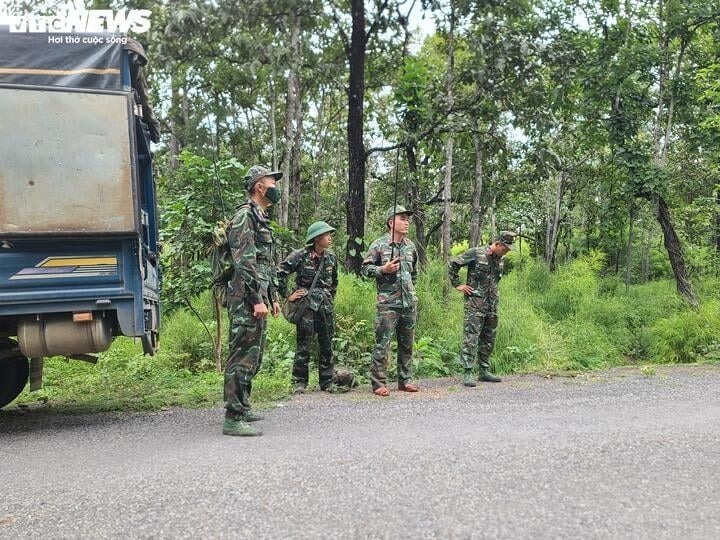 Đồng thời, lực lượng chức năng đang phong tỏa hiện trường và xung quanh khu vực máy bay rơi tránh người lạ vào.