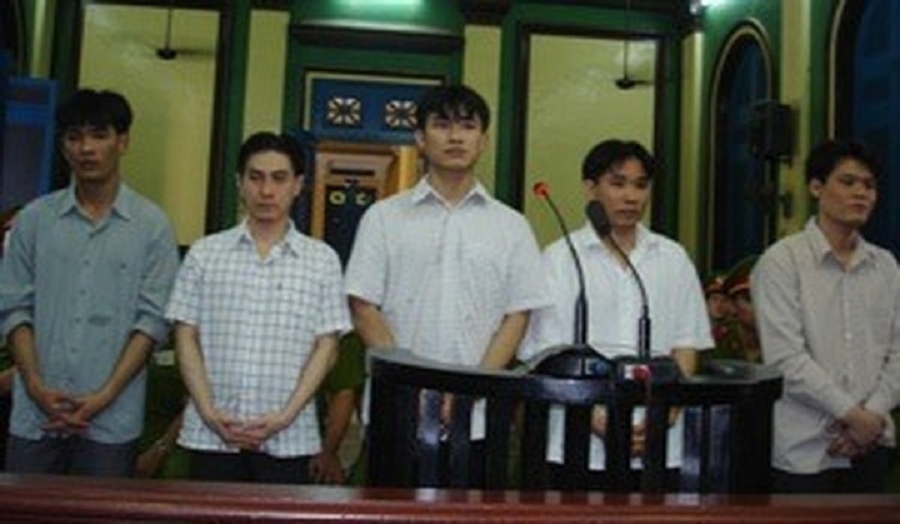 Bình "Kiểm" và đồng bọn hầu tòa trong vụ bắt cóc con trai Trầm Bê. Ảnh: Dân Trí