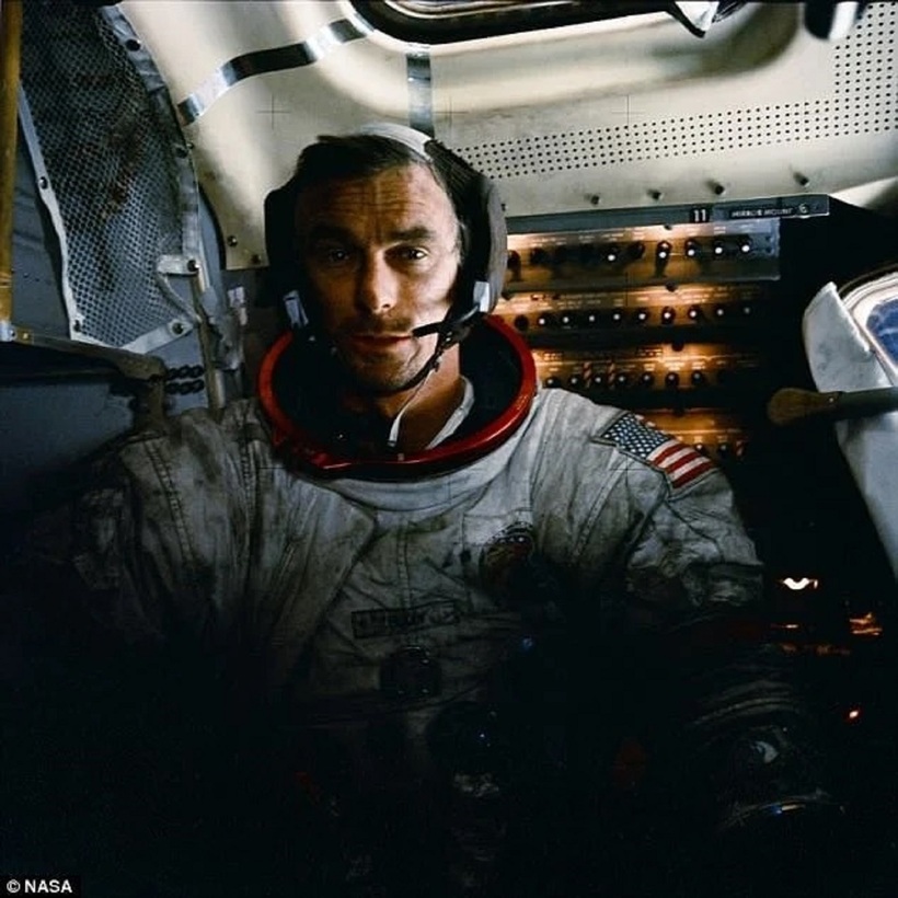 Eugene Cernan trên tàu Apollo 17 phủ đầy bụi mặt trăng. Ảnh: NASA