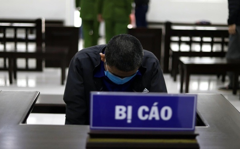 Bị cáo cúi mặt suốt phiên xử. (Ảnh: Dân trí)