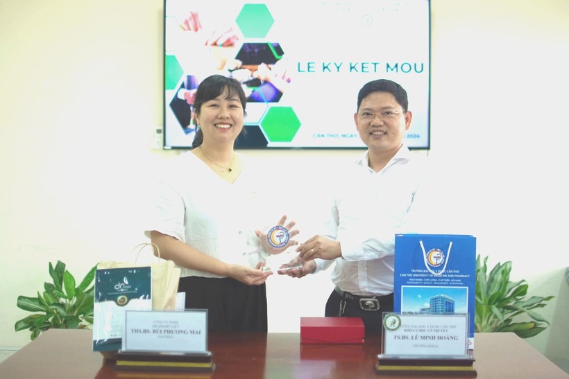 Ông Lê Minh Hoàng (phải) tại một sự kiện mới đây của Khoa Y học cổ truyền, Trường Đại học Y Dược Cần Thơ. Ảnh: Khoa Y học Cổ truyền Trường ĐH Y Dược Cần Thơ