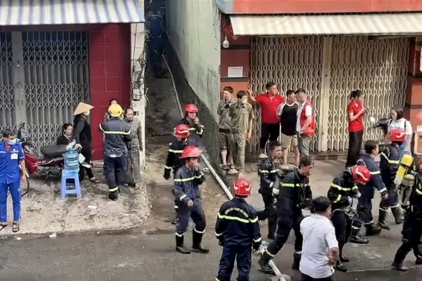 Lực lượng chức năng phong tỏa hiện trường vụ cháy nhà ở quận 10, TP.HCM. Ảnh: Dân Trí
