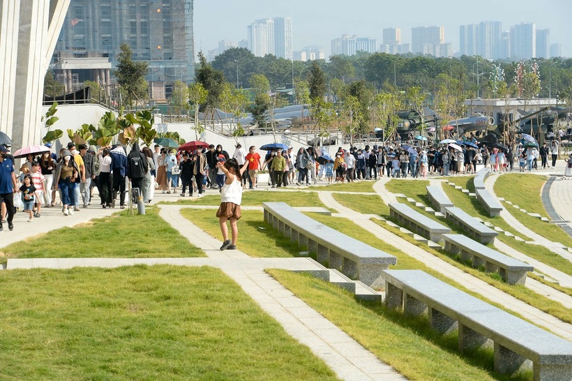 Từ 13h khu vực cửa chính dẫn vào không gian tham quan ở tầng một của bảo tàng luôn chật kín người.