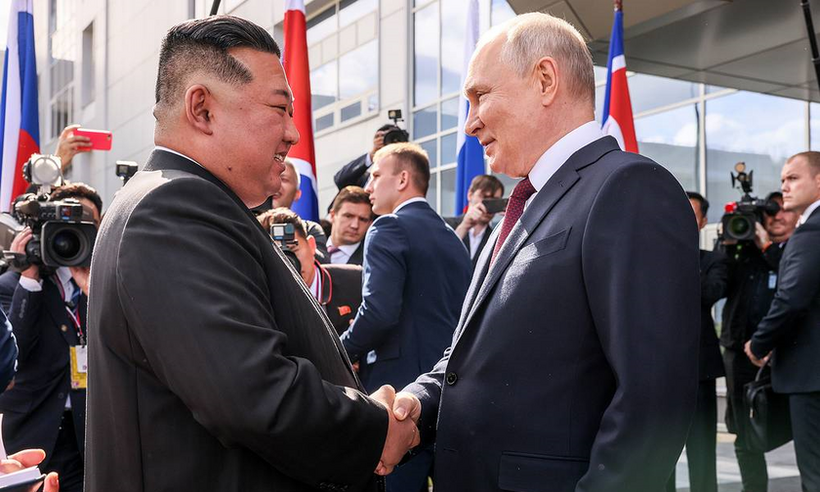 Nhà lãnh đạo Triều Tiên Kim Jong-un gặp Tổng thống Nga Vladimir Putin tại Sân bay vũ trụ Vostochny ở vùng Viễn Đông ngày 13/9/2023. Ảnh: Sputnik