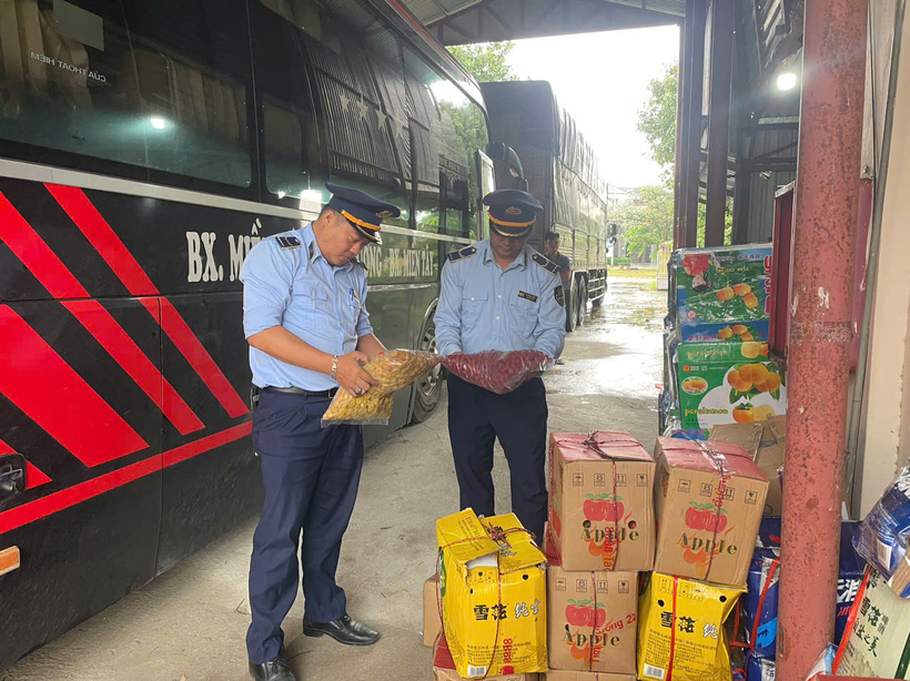 Lực lượng QLTT kiểm tra hàng hóa vi phạm.