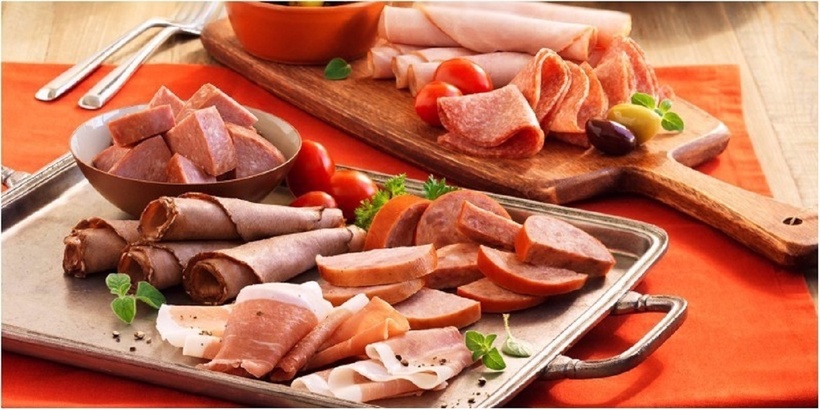 Các loại thịt chế biến sẵn tiềm ẩn nhiều nguy cơ gây hại cho sức khỏe và sắc đẹp. Ảnh minh họa