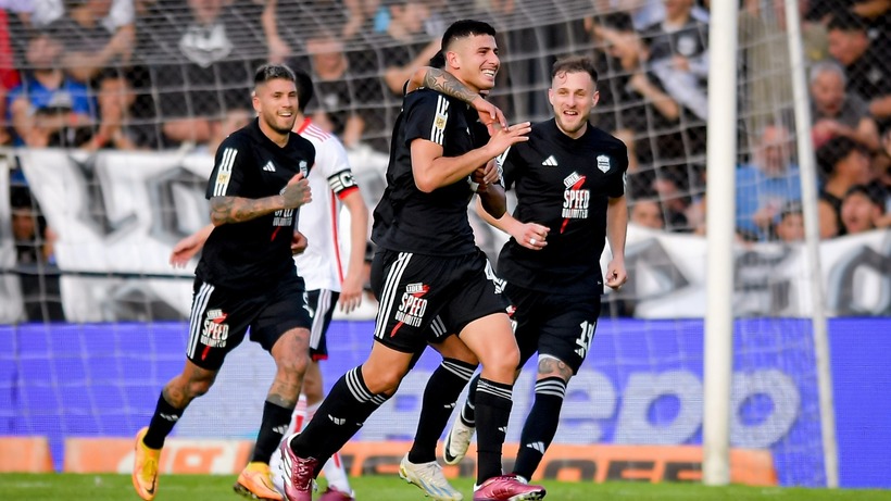 Dự đoán kết quả trận Riestra vs Velez Sarsfield, VĐQG Argentina 2h ngày 12/11: Tạo nên bất ngờ.